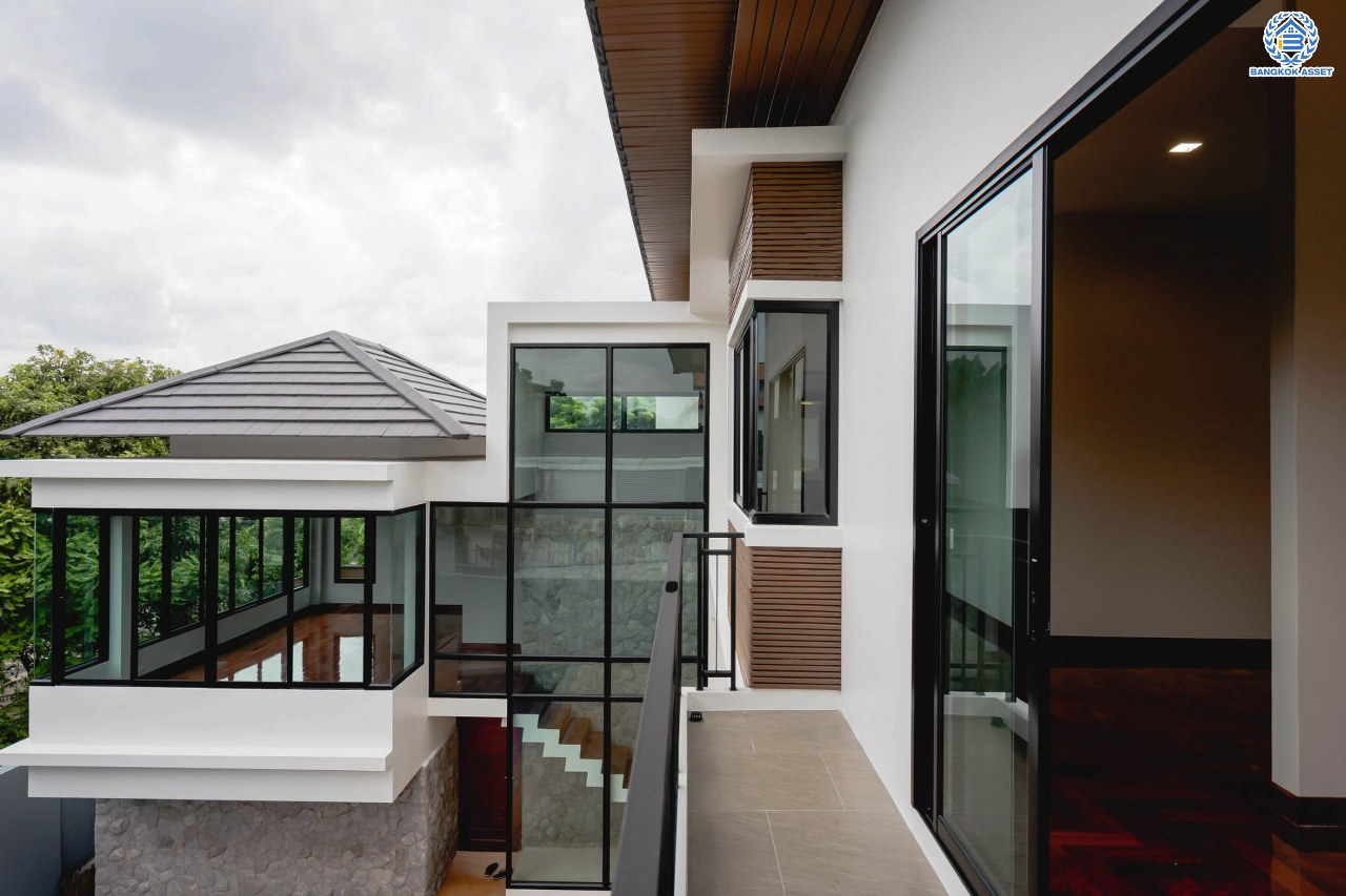 บ้านมือสองตกแต่งใหม่ ม.ซอย พหลโยธิน56 พหลโยธิน บ้านเดี่ยวหลังใหญ่ ภายในตกแต่งหรูหรา บนเนื้อที่เยอะถึง 98.60 ตร.ว. 3 ห้องนอน 3 ห้องน้ำ 2 ที่จอดรถ บรรยากาศเป็นส่วนตัว พร้อมมีสระน้ำในตัว บนพื้นที่กว่า 430 ตร.ม. บนทำเลที่ดี เชื่อมต่อถนน พหลโยธิน, ลำลูกกา, วิภาวดี-รังสิต เดินทางสะดวกใกล้รถไฟฟ้า สถานี "แยก คปอ, คูคต"